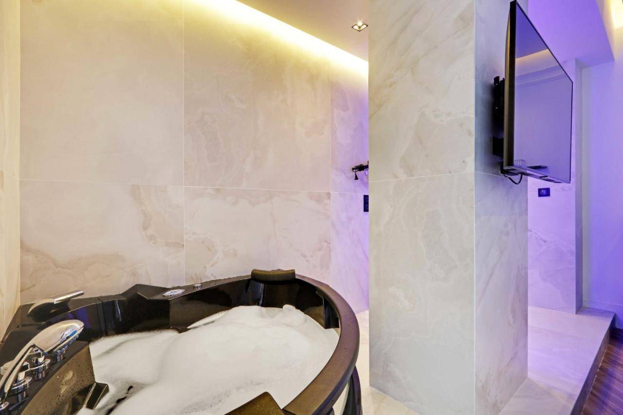 Private Suite With Jacuzzi - 2P - Rivoli Parijs Buitenkant foto